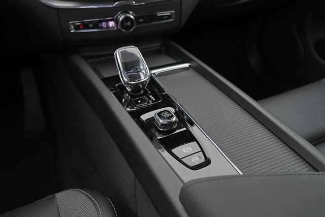 Volvo XC60 T6 Recharge AWD Plus Black Edition - IntelliSafe Assist & Surround - Harman/Kardon audio - Parkeercamera achter - Verwarmde voorstoelen, stuur & achterbank - Parkeersensoren voor & achter - Elektr. bedienb. voorstoelen met geheugen - Draadloze tel. lader - 21' LMV