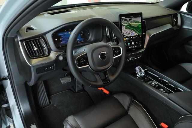 Volvo XC60 T6 Plug-in hybrid AWD Ultra Black Edition | Panoramadak | Trekhaak | Luchtvering | Verwarmbare voorstoelen, achterbank en stuurwiel | Head-up display | 360 graden camera | Premium audio by Harman Kardon | Apple carplay/Android auto