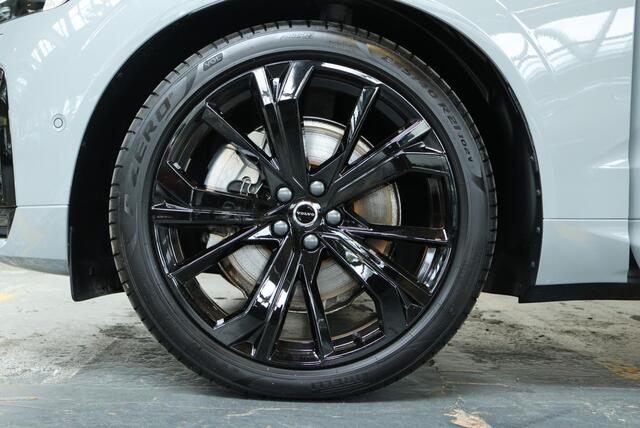 Volvo XC60 T6 Plug-in hybrid AWD Ultra Black Edition | Panoramadak | Trekhaak | Luchtvering | Verwarmbare voorstoelen, achterbank en stuurwiel | Head-up display | 360 graden camera | Premium audio by Harman Kardon | Apple carplay/Android auto