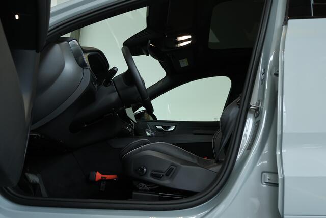 Volvo XC60 T6 Plug-in hybrid AWD Ultra Black Edition | Panoramadak | Trekhaak | Luchtvering | Verwarmbare voorstoelen, achterbank en stuurwiel | Head-up display | 360 graden camera | Premium audio by Harman Kardon | Apple carplay/Android auto
