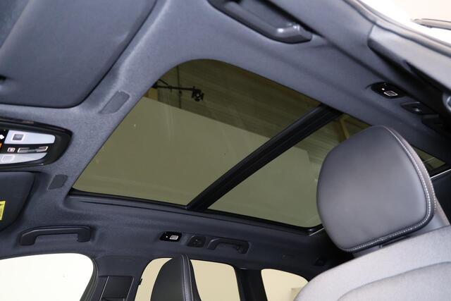 Volvo XC60 T6 Recharge AWD Ultra Black Edition - Panorama/schuifdak - IntelliSafe Assist & Surround - 360º Camera - Harman/Kardon audio - Adaptieve LED koplampen - Verwarmde voorstoelen, stuur & achterbank - Parkeersensoren voor & achter - Elektr. bedienb. voorstoelen met geheugen - Head up display - Draadloze tel. lader - Extra getint glas - 21' LMV