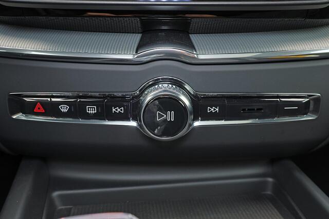 Volvo XC60 T6 Recharge AWD Ultra Black Edition - Panorama/schuifdak - IntelliSafe Assist & Surround - 360º Camera - Harman/Kardon audio - Adaptieve LED koplampen - Verwarmde voorstoelen, stuur & achterbank - Parkeersensoren voor & achter - Elektr. bedienb. voorstoelen met geheugen - Head up display - Draadloze tel. lader - Extra getint glas - 21' LMV