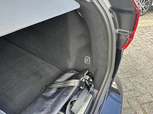 Volvo XC60 2.0 T8 Plug-in hybrid AWD Plus Black Edition VAN: 59.900,- ND: 56.877,- UW HERSTVOORDEEL: 2.023,- | TREKHAAK | DEALER ONDERHOUDEN | HEAD UP | 360CAMERA | FABR. GARANTIE! |