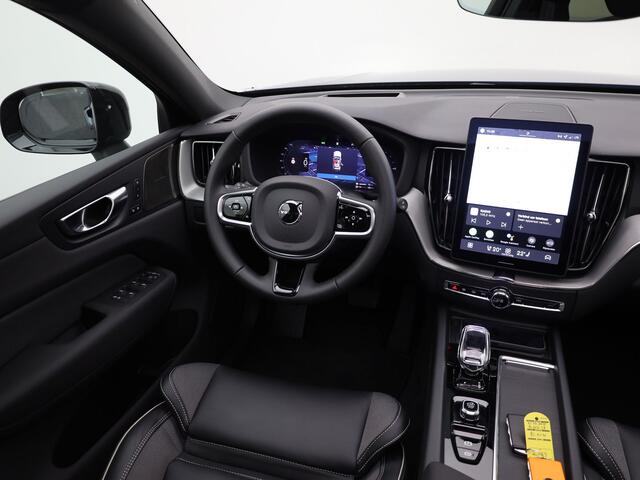 Volvo XC60 2.0 T6 Plug-in hybrid AWD Plus Dark | Trekhaak | Panodak | Dode Hoek | 360 Camera | Harman Kardon | Head Up | Elk. Klep | Prijs Rijklaar!!