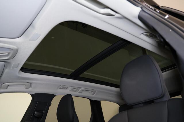 Volvo XC60 T6 Recharge AWD Ultra Dark - Luchtvering - Panorama/schuifdak - IntelliSafe Assist & Surround - 360º Camera - Harman/Kardon audio - Adaptieve LED koplampen - Verwarmde voorstoelen, stuur & achterbank - Parkeersensoren voor & achter - Elektr. bedienb. voorstoelen met geheugen - Head up display - Draadloze tel. lader - Extra getint glas - Inklapbare trekhaak - 20' LMV