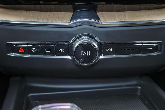 Volvo XC60 T6 Recharge AWD Ultra Dark - Luchtvering - Panorama/schuifdak - IntelliSafe Assist & Surround - 360º Camera - Harman/Kardon audio - Adaptieve LED koplampen - Verwarmde voorstoelen, stuur & achterbank - Parkeersensoren voor & achter - Elektr. bedienb. voorstoelen met geheugen - Head up display - Draadloze tel. lader - Extra getint glas - Inklapbare trekhaak - 20' LMV