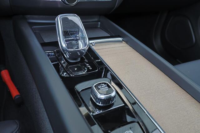 Volvo XC60 T6 Recharge AWD Ultra Dark - Luchtvering - Panorama/schuifdak - IntelliSafe Assist & Surround - 360º Camera - Harman/Kardon audio - Adaptieve LED koplampen - Verwarmde voorstoelen, stuur & achterbank - Parkeersensoren voor & achter - Elektr. bedienb. voorstoelen met geheugen - Head up display - Draadloze tel. lader - Extra getint glas - Inklapbare trekhaak - 20' LMV