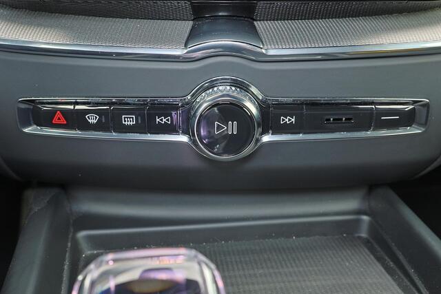 Volvo XC60 T6 Recharge AWD Plus Black Edition - Panorama/schuifdak - IntelliSafe Assist & Surround - 360º Camera - Harman/Kardon audio - Adaptieve LED koplampen - Verwarmde voorstoelen, stuur & achterbank - Parkeersensoren voor & achter - Elektr. bedienb. voorstoelen met geheugen - Head up display - Draadloze tel. lader - Extra getint glas - Inklapbare trekhaak - 21' LMV