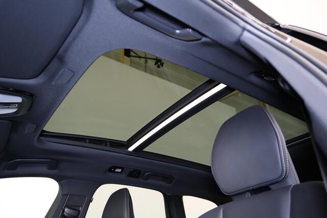 Volvo XC60 T8 Recharge AWD Ultra Black Edition Exec - Luchtvering - Panorama/schuifdak - IntelliSafe Assist & Surround - 360º Camera - Bowers & Wilkins audio - Adaptieve LED koplampen - Verwarmde voorstoelen, stuur & achterbank - Parkeersensoren voor & achter - Elektr. bedienb. voorstoelen met geheugen - Head up display - 21' LMV