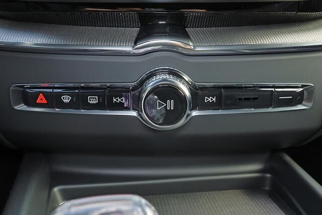 Volvo XC60 T8 Recharge AWD Ultra Black Edition Exec - Luchtvering - Panorama/schuifdak - IntelliSafe Assist & Surround - 360º Camera - Bowers & Wilkins audio - Adaptieve LED koplampen - Verwarmde voorstoelen, stuur & achterbank - Parkeersensoren voor & achter - Elektr. bedienb. voorstoelen met geheugen - Head up display - 21' LMV