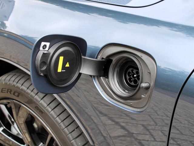 Volvo XC60 2.0 T6 Plug-in hybrid AWD Ultra Black Edition Automaat / Panoramadak / Luchtvering / 360* camera / Trekhaak