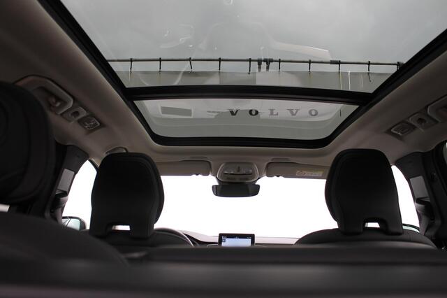 Volvo XC60 2.0 T6 Plug-in hybrid AWD Ultra Dark Luchtvering / Panoramisch schuif-kanteldak / Semi elektrisch wegklapbare trekhaak / Harman Kardon Audio