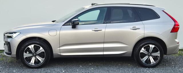 Volvo XC60 2.0 T6 Phev AWD Plus Dark Lighting Pack - Power seats met Memory - 19" Wielen - Panoramadak - Harman Kardon Audio - 360 Cam - 2250 KG Trekgewicht - Climate - Achterbank verwarming - Privacy Glass - RA00 Leder - Full led koplampen - Standkachel met timer