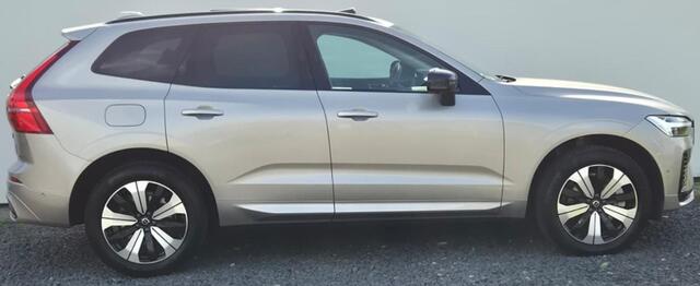 Volvo XC60 2.0 T6 Phev AWD Plus Dark Lighting Pack - Power seats met Memory - 19" Wielen - Panoramadak - Harman Kardon Audio - 360 Cam - 2250 KG Trekgewicht - Climate - Achterbank verwarming - Privacy Glass - RA00 Leder - Full led koplampen - Standkachel met timer