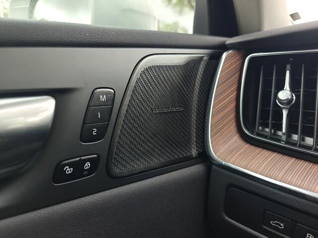 Volvo XC60 T6 Plug-in hybrid AWD Plus Bright | Rijklaarprijs | Trekhaak | Stoel ventilatie |