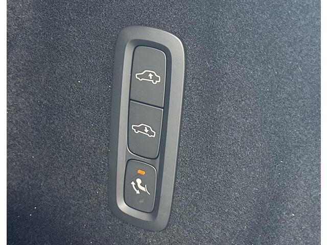 Volvo XC60 2.0 T6 Plug-in hybrid AWD Plus Dark Luchtvering|ACC|trekhaak