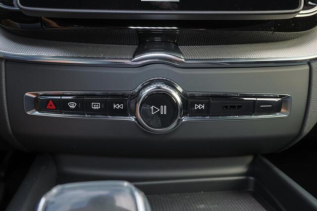 Volvo XC60 T6 Recharge AWD Plus Black Edition - IntelliSafe Assist & Surround - Harman Kardon audio - Verwarmde voorstoelen, stuur & achterbank - Parkeersensoren voor & achter - Elektr. bedienb. voorstoelen met geheugen - Draadloze tel. lader - Extra getint glas - 21' LMV