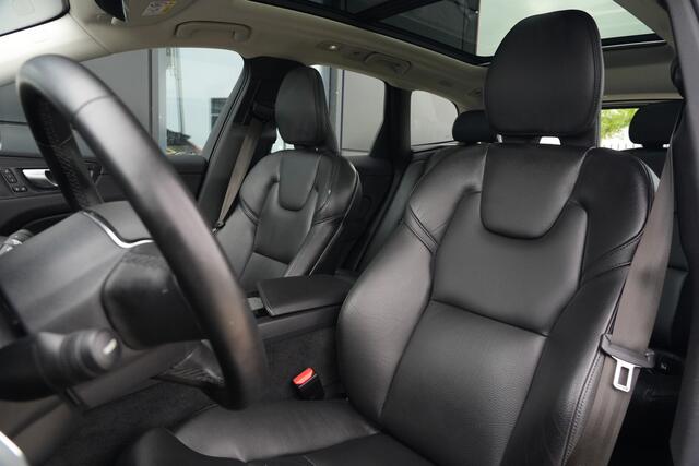 Volvo XC60 2.0 T6 Plug-in hybrid AWD Plus Dark | 350 PK | Panoramadak | Leder | Trekhaak | Volvo XC60 2.0 T6 Plug-in Hybrid AWD Plus Dark met 2.0 viercilinder plug-in hybride aandrijflijn en 350 PK, voorzien van luxe lederen bekleding, elektrisch verstelbare en verwarmde voorstoele