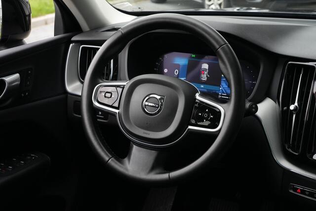 Volvo XC60 2.0 T6 Plug-in hybrid AWD Plus Dark | 350 PK | Panoramadak | Leder | Trekhaak | Volvo XC60 2.0 T6 Plug-in Hybrid AWD Plus Dark met 2.0 viercilinder plug-in hybride aandrijflijn en 350 PK, voorzien van luxe lederen bekleding, elektrisch verstelbare en verwarmde voorstoele