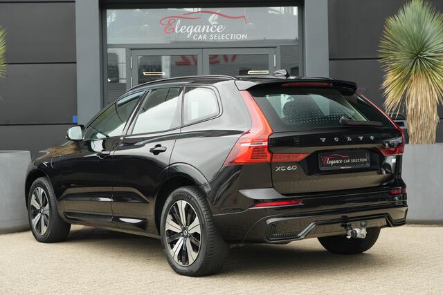 Volvo XC60 2.0 T6 Plug-in hybrid AWD Plus Dark | 350 PK | Panoramadak | Leder | Trekhaak | Volvo XC60 2.0 T6 Plug-in Hybrid AWD Plus Dark met 2.0 viercilinder plug-in hybride aandrijflijn en 350 PK, voorzien van luxe lederen bekleding, elektrisch verstelbare en verwarmde voorstoele