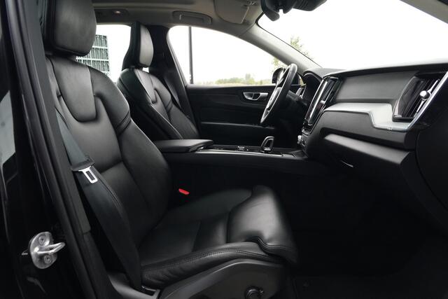 Volvo XC60 2.0 T6 Plug-in hybrid AWD Plus Dark | 350 PK | Panoramadak | Leder | Trekhaak | Volvo XC60 2.0 T6 Plug-in Hybrid AWD Plus Dark met 2.0 viercilinder plug-in hybride aandrijflijn en 350 PK, voorzien van luxe lederen bekleding, elektrisch verstelbare en verwarmde voorstoele