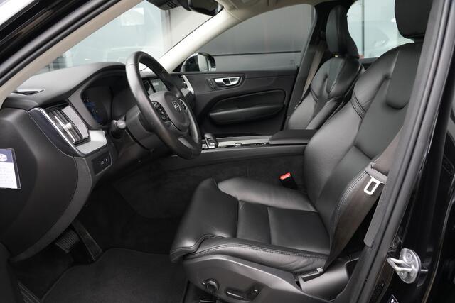 Volvo XC60 2.0 T6 Plug-in hybrid AWD Plus Dark | 350 PK | Panoramadak | Leder | Trekhaak | Volvo XC60 2.0 T6 Plug-in Hybrid AWD Plus Dark met 2.0 viercilinder plug-in hybride aandrijflijn en 350 PK, voorzien van luxe lederen bekleding, elektrisch verstelbare en verwarmde voorstoele
