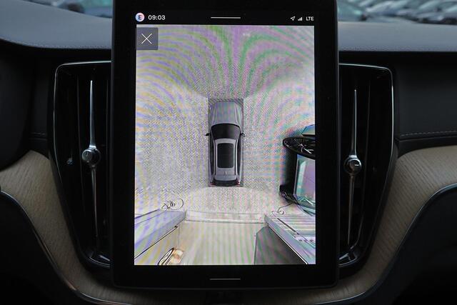 Volvo XC60 T6 Recharge AWD Ultra Dark - Panorama/schuifdak - Luchtvering - IntelliSafe Assist & Surround - 360º Camera - Harman Kardon audio - Adaptieve LED koplampen - Verwarmde voorstoelen, stuur & achterbank - Parkeersensoren voor & achter - Elektr. bedienb. voorstoelen met geheugen - Head up display - Draadloze tel. lader - Extra getint glas - Inklapbare trekhaak - 20' LMV