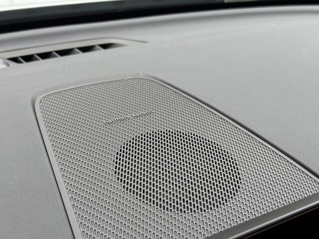 Volvo XC60 2.0 T8 Plug-in hybrid AWD Plus Black Edition VAN 58.900:,- VOOR:54.877,- UW HERFSTVOORDEEL: 4.023,-| UNIEK!| VAPOUR GREY| ELEKTRISCHE TREKHAAK| PANO| HK AUDIO| MEMORY STOELEN| HUD| 360 CAMERA| VOL OPTIES!|