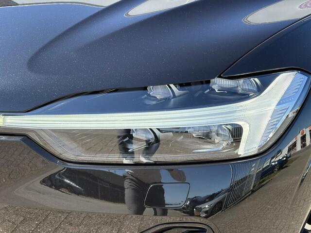 Volvo XC60 2.0 T6 Plug-in hybrid AWD Ultra Black Edition | SOH: 100% | 22"velgen | Trekhaak | Adaptieve Cruise Control | Panoramadak | Harman Kardon Audio | Parkeercamera | Stoel-/Stuurverwarming | Dodehoek Detectie |