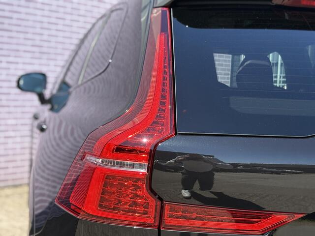Volvo XC60 2.0 T6 Plug-in hybrid AWD Ultra Black Edition | SOH: 100% | 22"velgen | Trekhaak | Adaptieve Cruise Control | Panoramadak | Harman Kardon Audio | Parkeercamera | Stoel-/Stuurverwarming | Dodehoek Detectie |