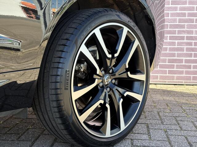 Volvo XC60 2.0 T6 Plug-in hybrid AWD Ultra Black Edition | SOH: 100% | 22"velgen | Trekhaak | Adaptieve Cruise Control | Panoramadak | Harman Kardon Audio | Parkeercamera | Stoel-/Stuurverwarming | Dodehoek Detectie |