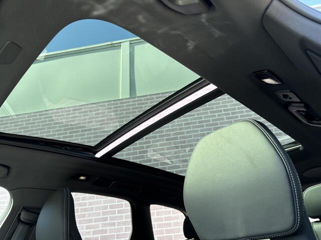 Volvo XC60 2.0 T6 Plug-in hybrid AWD Ultra Black Edition | SOH: 100% | 22"velgen | Trekhaak | Adaptieve Cruise Control | Panoramadak | Harman Kardon Audio | Parkeercamera | Stoel-/Stuurverwarming | Dodehoek Detectie |