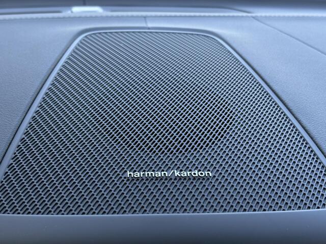 Volvo XC60 2.0 T6 Plug-in hybrid AWD Ultra Black Edition | SOH: 100% | 22"velgen | Trekhaak | Adaptieve Cruise Control | Panoramadak | Harman Kardon Audio | Parkeercamera | Stoel-/Stuurverwarming | Dodehoek Detectie |