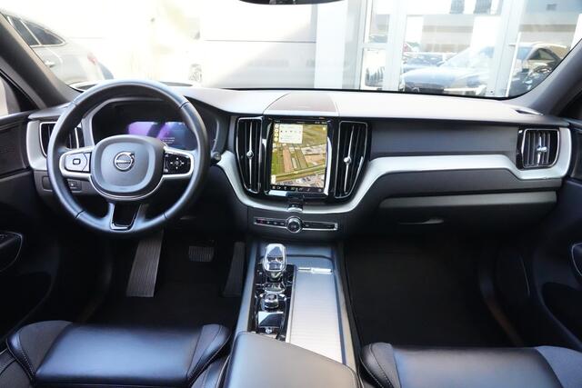 Volvo XC60 2.0 T6 Plug-in hybrid AWD Plus Dark | 350 PK | Pano | 360° camera | HarmanKardon | Navigatie | Stoelverwarming | Volvo XC60 2.0 T6 Plug-in hybrid AWD Plus Dark met 349 PK, 2.0-liter 4-cilinder plug-in hybride benzinemotor, panoramadak, lederen/stof bekleding, navigatiesysteem, 360° camera, adaptieve cru