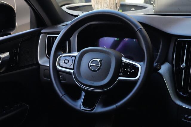 Volvo XC60 2.0 T6 Plug-in hybrid AWD Plus Dark | 350 PK | Pano | 360° camera | HarmanKardon | Navigatie | Stoelverwarming | Volvo XC60 2.0 T6 Plug-in hybrid AWD Plus Dark met 349 PK, 2.0-liter 4-cilinder plug-in hybride benzinemotor, panoramadak, lederen/stof bekleding, navigatiesysteem, 360° camera, adaptieve cru