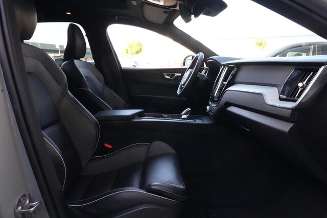 Volvo XC60 2.0 T6 Plug-in hybrid AWD Plus Dark | 350 PK | Pano | 360° camera | HarmanKardon | Navigatie | Stoelverwarming | Volvo XC60 2.0 T6 Plug-in hybrid AWD Plus Dark met 349 PK, 2.0-liter 4-cilinder plug-in hybride benzinemotor, panoramadak, lederen/stof bekleding, navigatiesysteem, 360° camera, adaptieve cru