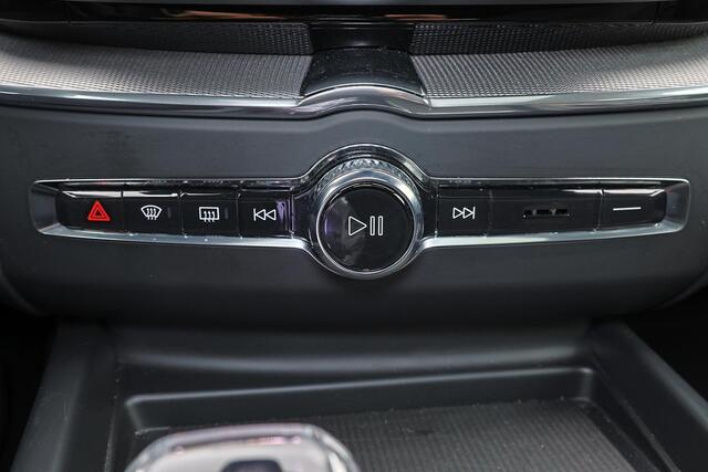 Volvo XC60 T6 Recharge AWD Ultra Black Edition - Luchtvering - Panorama/schuifdak - IntelliSafe Assist & Surround - 360º Camera - Harman/Kardon audio - Adaptieve LED koplampen - Verwarmde voorstoelen, stuur & achterbank - Parkeersensoren voor & achter - Elektr. bedienb. voorstoelen met geheugen - Head up display - Draadloze tel. lader - Extra getint glas - Inklapbare trekhaak - 21' LMV – foto 9