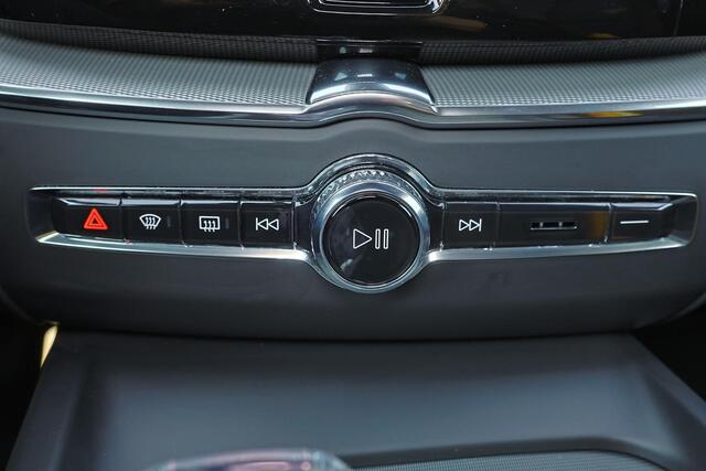 Volvo XC60 T6 Recharge AWD Ultra Black Edition - Luchtvering - Panorama/schuifdak - IntelliSafe Assist & Surround - 360º Camera - Bowers & Wilkins audio - Adaptieve LED koplampen - Verwarmde voorstoelen, stuur & achterbank - Parkeersensoren voor & achter - Elektr. bedienb. voorstoelen met geheugen - Extra getint glas - Inklapbare trekhaak - 21' LMV – foto 10