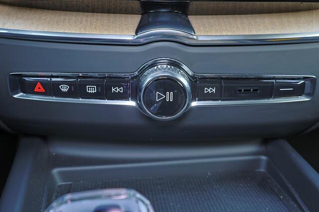 Volvo XC60 T6 Recharge AWD Plus Dark - Panorama/schuifdak - IntelliSafe Assist & Surround - 360º Camera - Harman/Kardon audio - Verwarmde voorstoelen, stuur & achterbank - Parkeersensoren voor & achter - Elektr. bedienb. voorstoelen met geheugen - Head up display - Draadloze tel. lader - Extra getint glas - Inklapbare trekhaak - 19' LMV – foto 10
