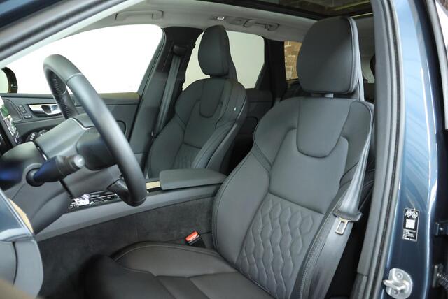 Volvo XC60 2.0 T6 Plug-in hybrid AWD Ultra Dark | Luchtvering | Semi-Electrische Wegklapbare Trekhaak | Panoramadak | Head up display | 360 graden camera | Verwarmbare voorstoelen stuurwiel en achterbank | Premium audio by Harman Kardon | – foto 10