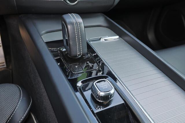 Volvo XC60 T6 Recharge AWD R-Design - Panorama/schuifdak - IntelliSafe Assist - Harman/Kardon audio - Adaptieve LED koplampen - Parkeercamera achter - Verwarmde voorstoelen, stuur & achterbank - Parkeersensoren voor & achter - Elektr. bedienb. voorstoelen met geheugen - Draadloze tel. lader - Extra getint glas - 19' LMV – foto 10