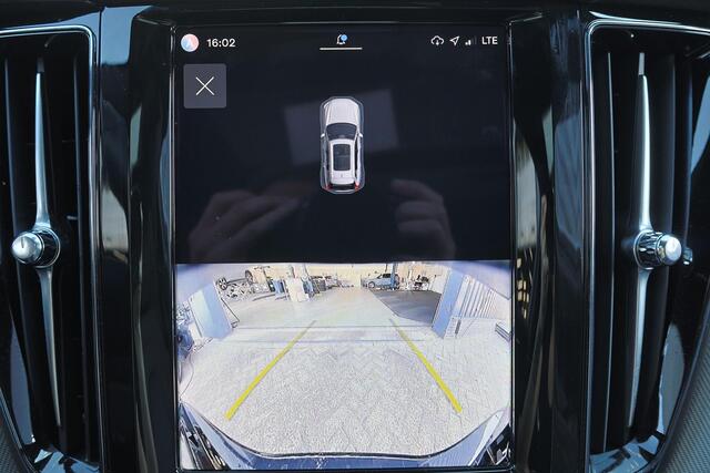Volvo XC60 T6 Recharge AWD Ultra Black Edition - Panorama/schuifdak - IntelliSafe Assist & Surround - Harman/Kardon audio - Adaptieve LED koplampen - Parkeercamera achter - Verwarmde voorstoelen, stuur & achterbank - Parkeersensoren voor & achter - Elektr. bedienb. voorstoelen met geheugen - Head up display - Draadloze tel. lader - Extra getint glas - Inklapbare trekhaak - 21' LMV – foto 9