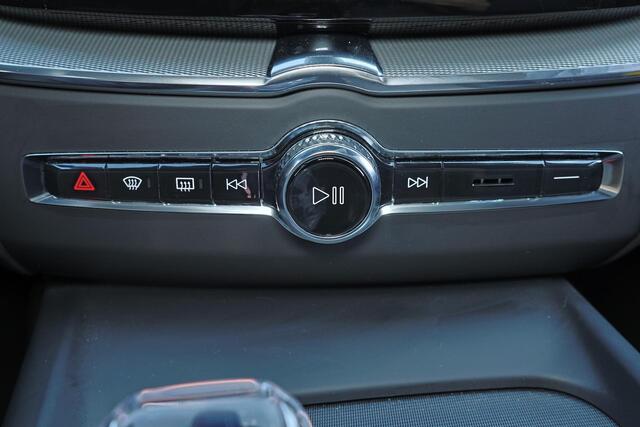 Volvo XC60 T6 Recharge AWD Ultra Black Edition - Panorama/schuifdak - IntelliSafe Assist & Surround - Harman/Kardon audio - Adaptieve LED koplampen - Parkeercamera achter - Verwarmde voorstoelen, stuur & achterbank - Parkeersensoren voor & achter - Elektr. bedienb. voorstoelen met geheugen - Head up display - Draadloze tel. lader - Extra getint glas - Inklapbare trekhaak - 21' LMV – foto 10