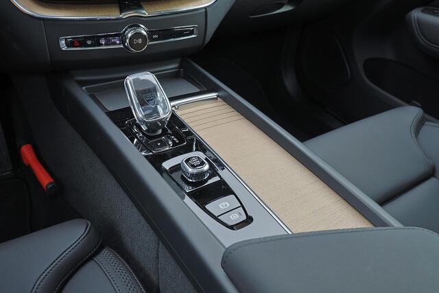 Volvo XC60 T6 Recharge AWD Ultra Dark - Luchtvering - Panorama/schuifdak - IntelliSafe Assist & Surround - 360º Camera - Harman/Kardon audio - Adaptieve LED koplampen - Verwarmde voorstoelen, stuur & achterbank - Parkeersensoren voor & achter - Elektr. bedienb. voorstoelen met geheugen - Draadloze tel. lader - Extra getint glas - Inklapbare trekhaak - 20' LMV – foto 9