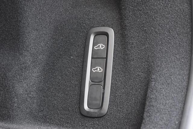 Volvo XC60 T6 350PK Plug-in hybrid AWD Ultra Black Edition / Luchtvering / Bowers & Wilkins / Adaptive Cruise control / Head-up Display / Elektrische stoelen met geheugen / Massagefunctie voorstoelen / Stoelverwarming V+A / Stoelventilatie / Stuurverwarming / 360 Camera / – foto 4