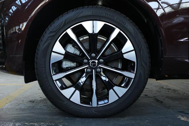 Volvo XC60 T6 Plug-in hybrid AWD Ultra Dark | Luchtvering | Semi-Electrische Wegklapbare Trekhaak | Stoelverwarming | Stuurwielverwarming | Harman Kardon Premium Audio | Google infotainment | 360° Parkeercamera | Parkeersensoren voor + achter – foto 8