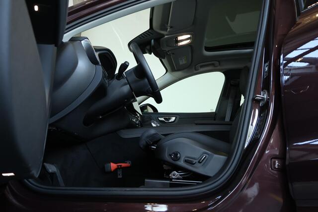 Volvo XC60 T6 Plug-in hybrid AWD Ultra Dark | Luchtvering | Semi-Electrische Wegklapbare Trekhaak | Stoelverwarming | Stuurwielverwarming | Harman Kardon Premium Audio | Google infotainment | 360° Parkeercamera | Parkeersensoren voor + achter – foto 9