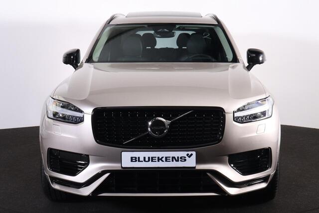 Volvo XC90 T8 Recharge AWD Ultra Dark - Luchtvering - Panorama/schuifdak - IntelliSafe Assist & Surround - 360º Camera - Verwarmde voorstoelen, stuur & achterbank - Parkeersensoren voor & achter - Elektr. bedienb. voorstoelen met geheugen - Draadloze tel. lader - He