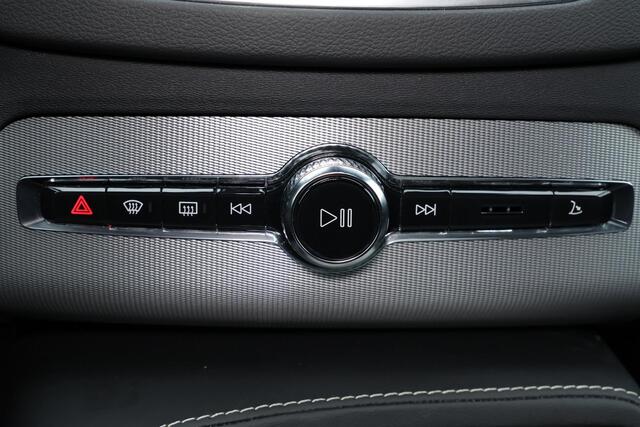 Volvo XC90 T8 Recharge AWD Ultimate Bright - LONG RANGE - Luchtvering - Panorama/schuifdak - IntelliSafe Assist & Surround - 360º Camera - Bowers & Wilkins audio - Adaptieve LED koplampen - Verwarmde voorstoelen, stuur & achterbank - Parkeersensoren voor & achter - 