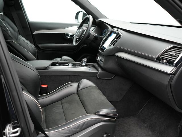 Volvo XC90 T8 Recharge AWD R-Design Plug In Hybrid 7 Persoons INCL BTW PHEV | Panodak | Alcantara Sportstoelen Memory | Trekhaak af Fabriek | Adaptive Cruise | Pilot Assist | Navigatie | Apple Carplay | 360 Camera | DAB | Virtual |